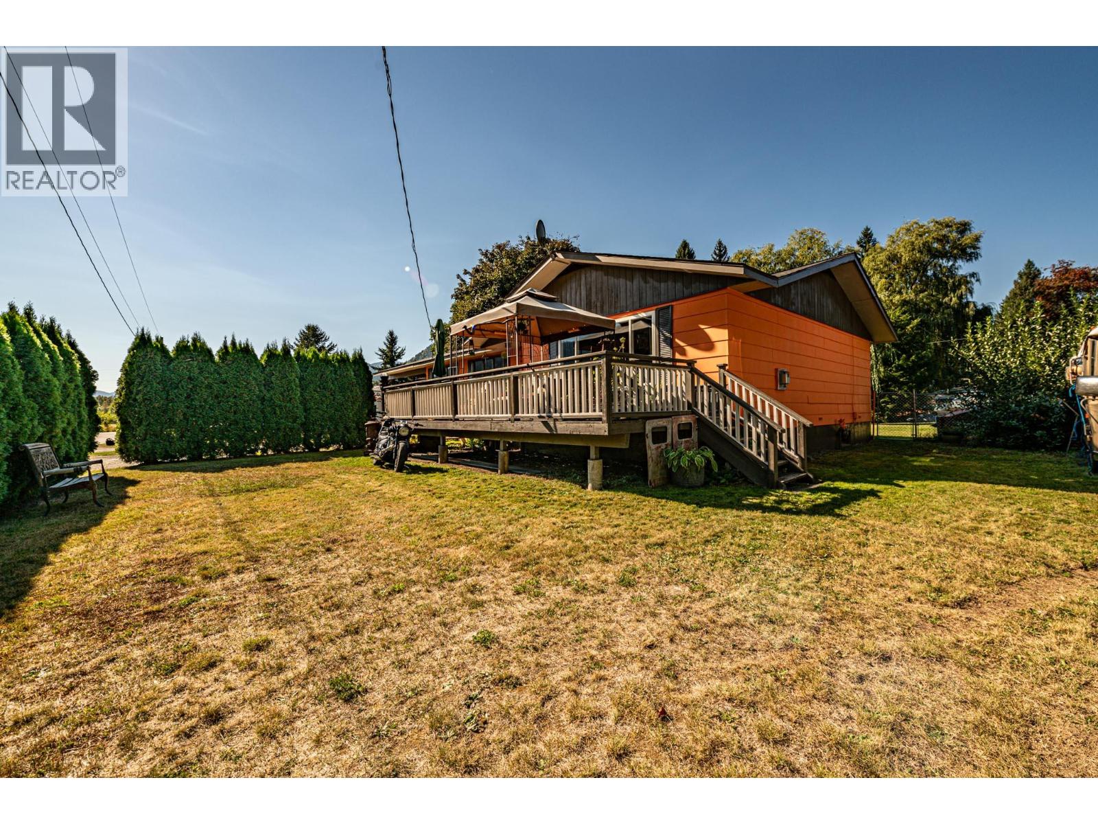 804 Cedar Avenue, Salmo