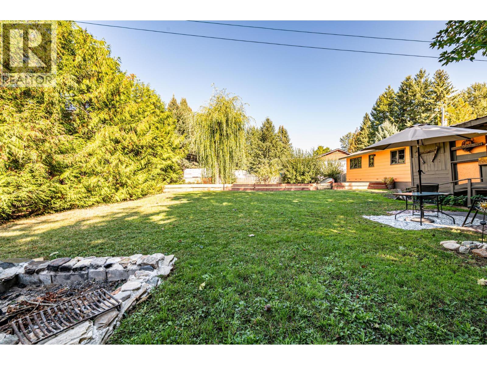 804 Cedar Avenue, Salmo
