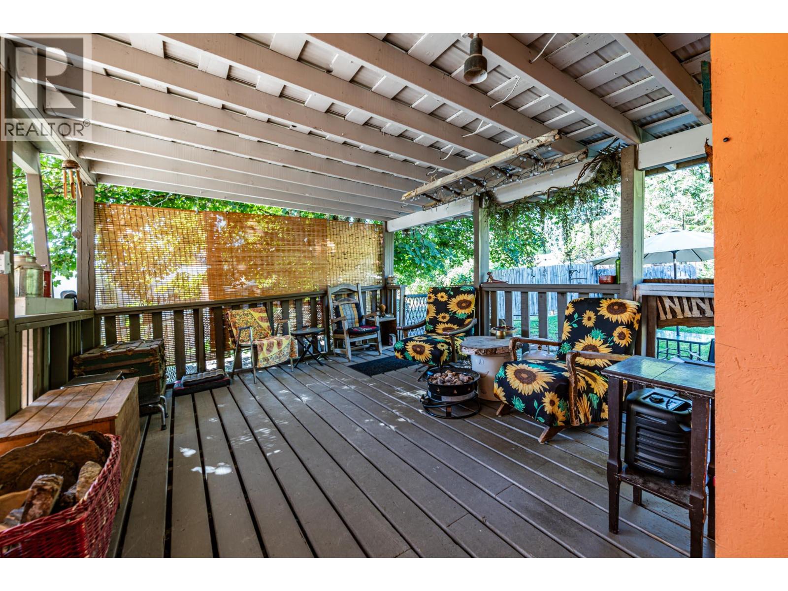 804 Cedar Avenue, Salmo