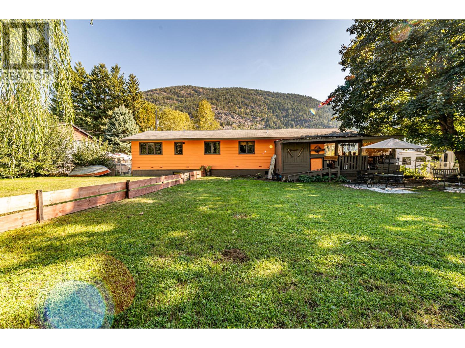 804 Cedar Avenue, Salmo