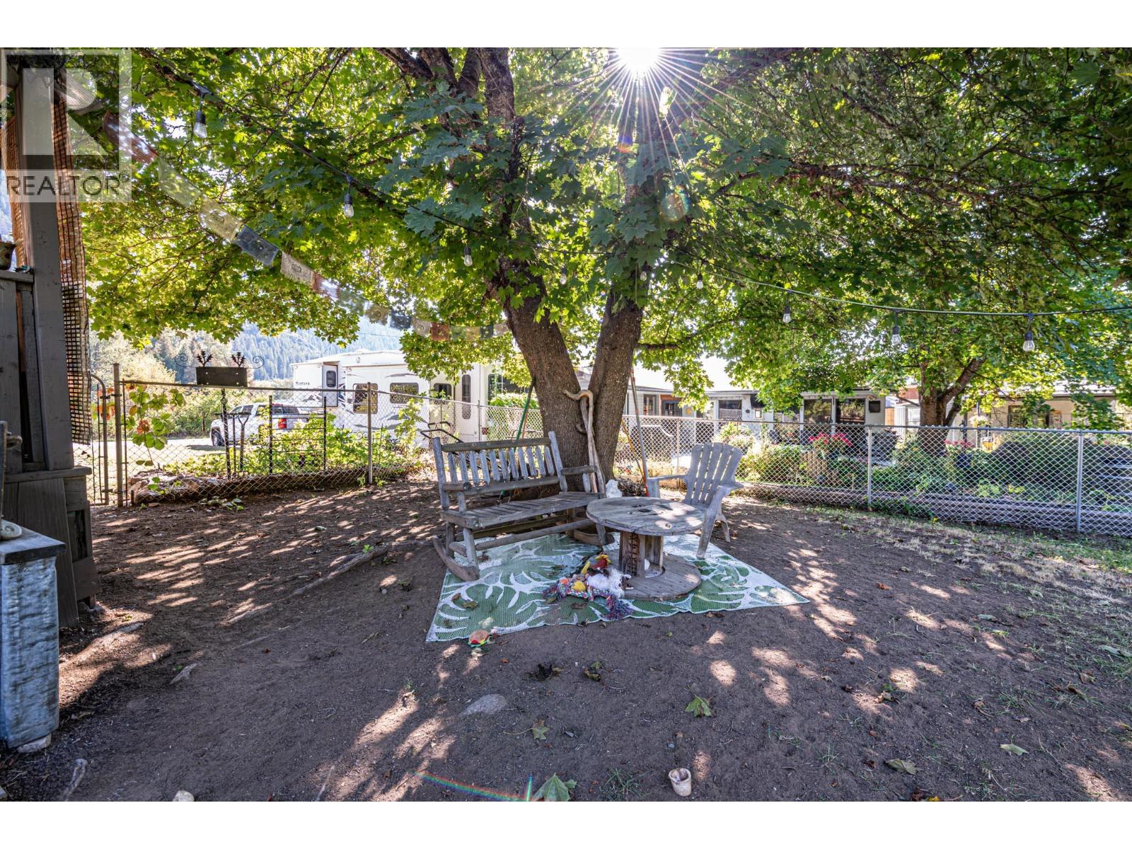 804 Cedar Avenue, Salmo