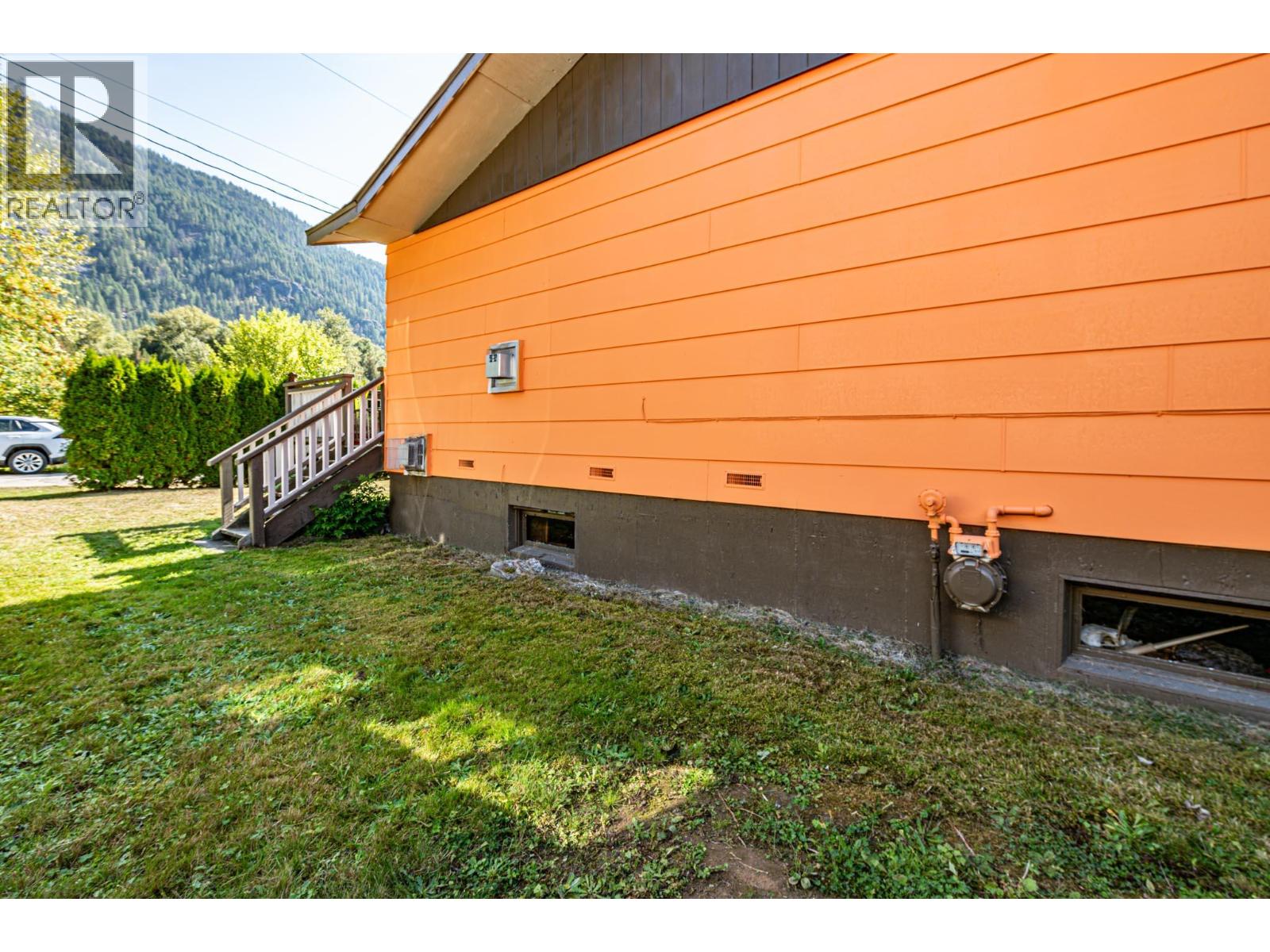 804 Cedar Avenue, Salmo
