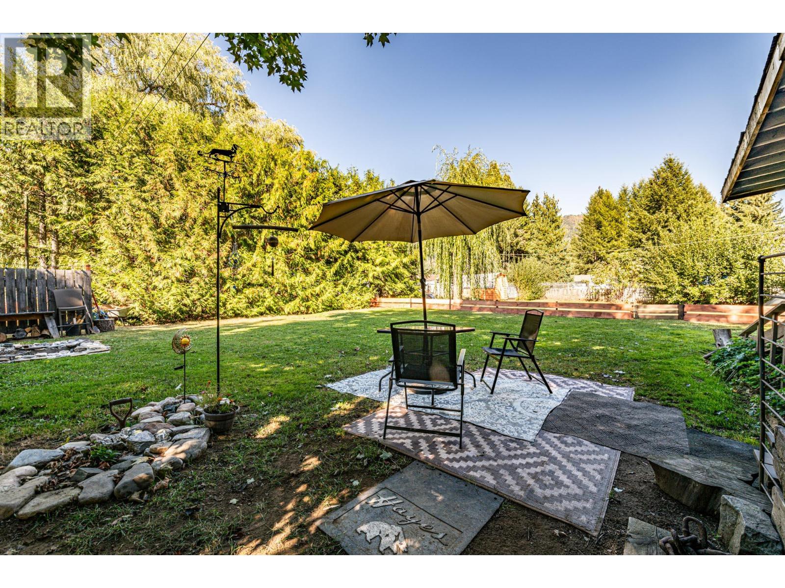 804 Cedar Avenue, Salmo