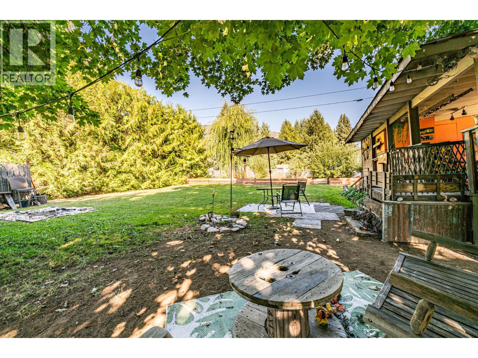 804 Cedar Avenue, Salmo