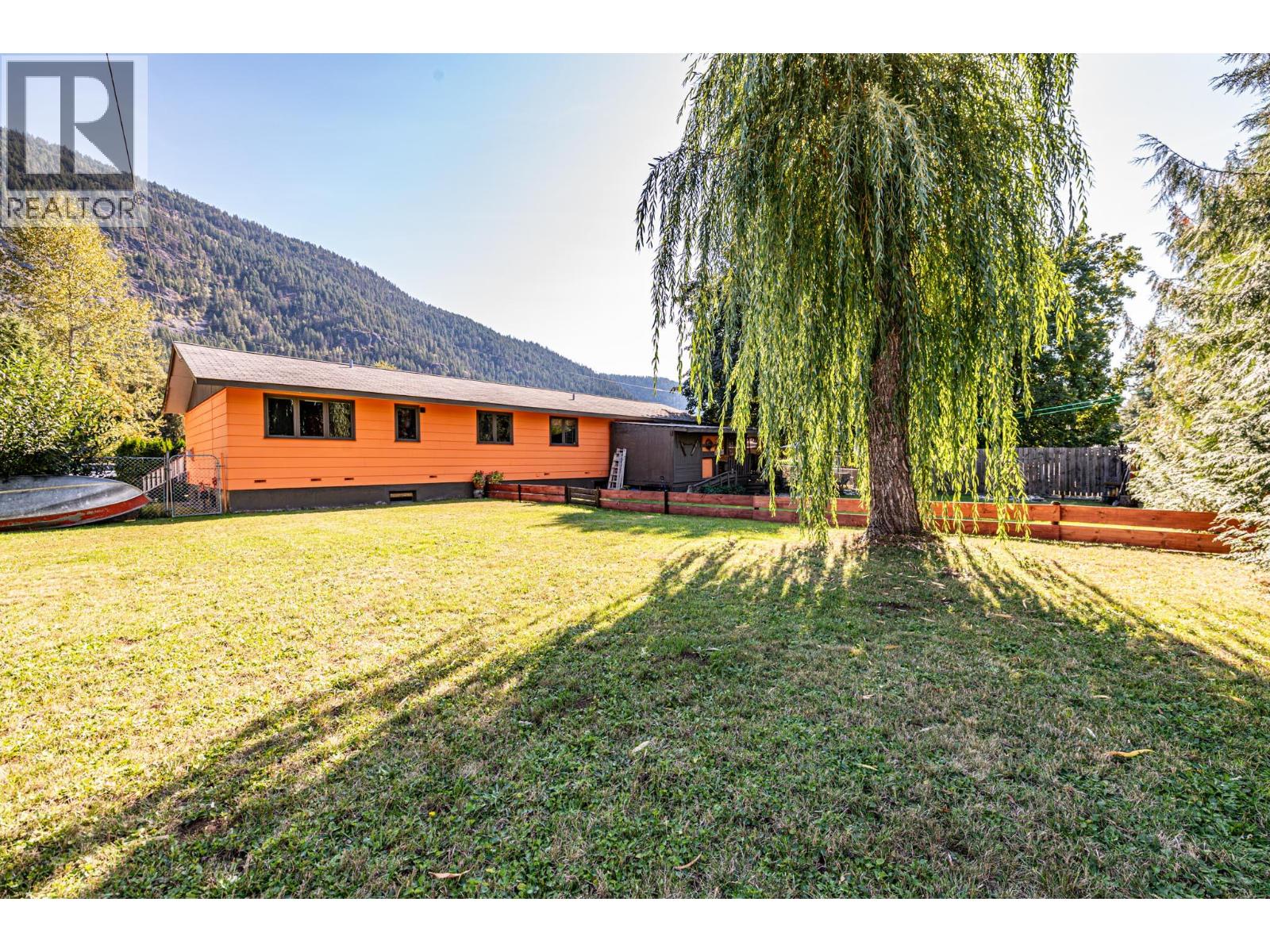 804 Cedar Avenue, Salmo