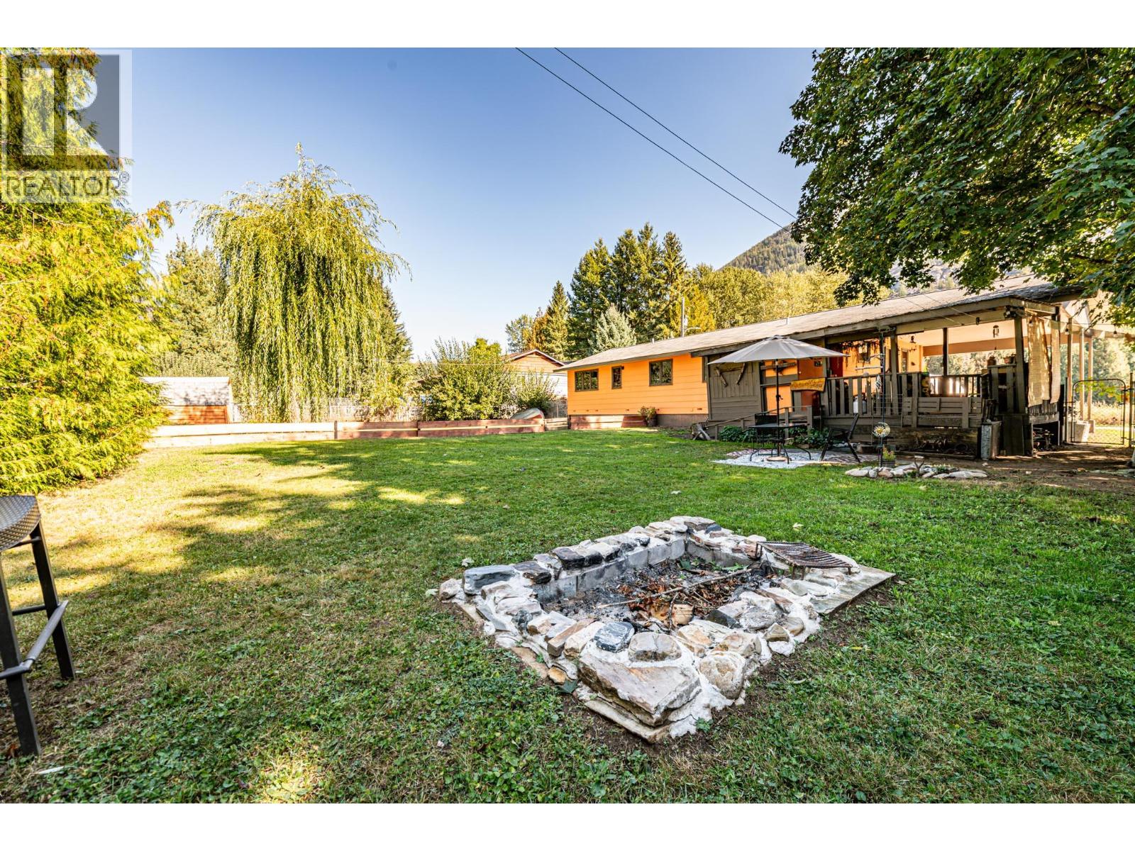 804 Cedar Avenue, Salmo