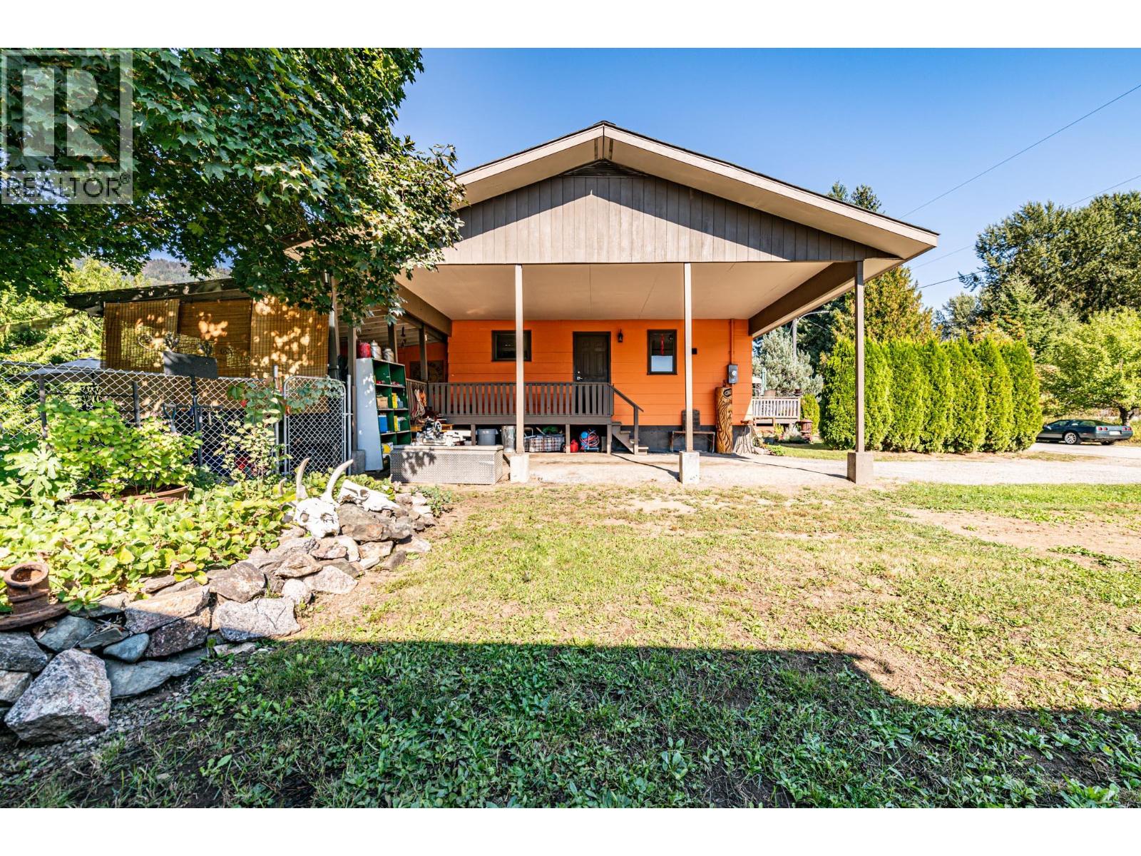 804 Cedar Avenue, Salmo