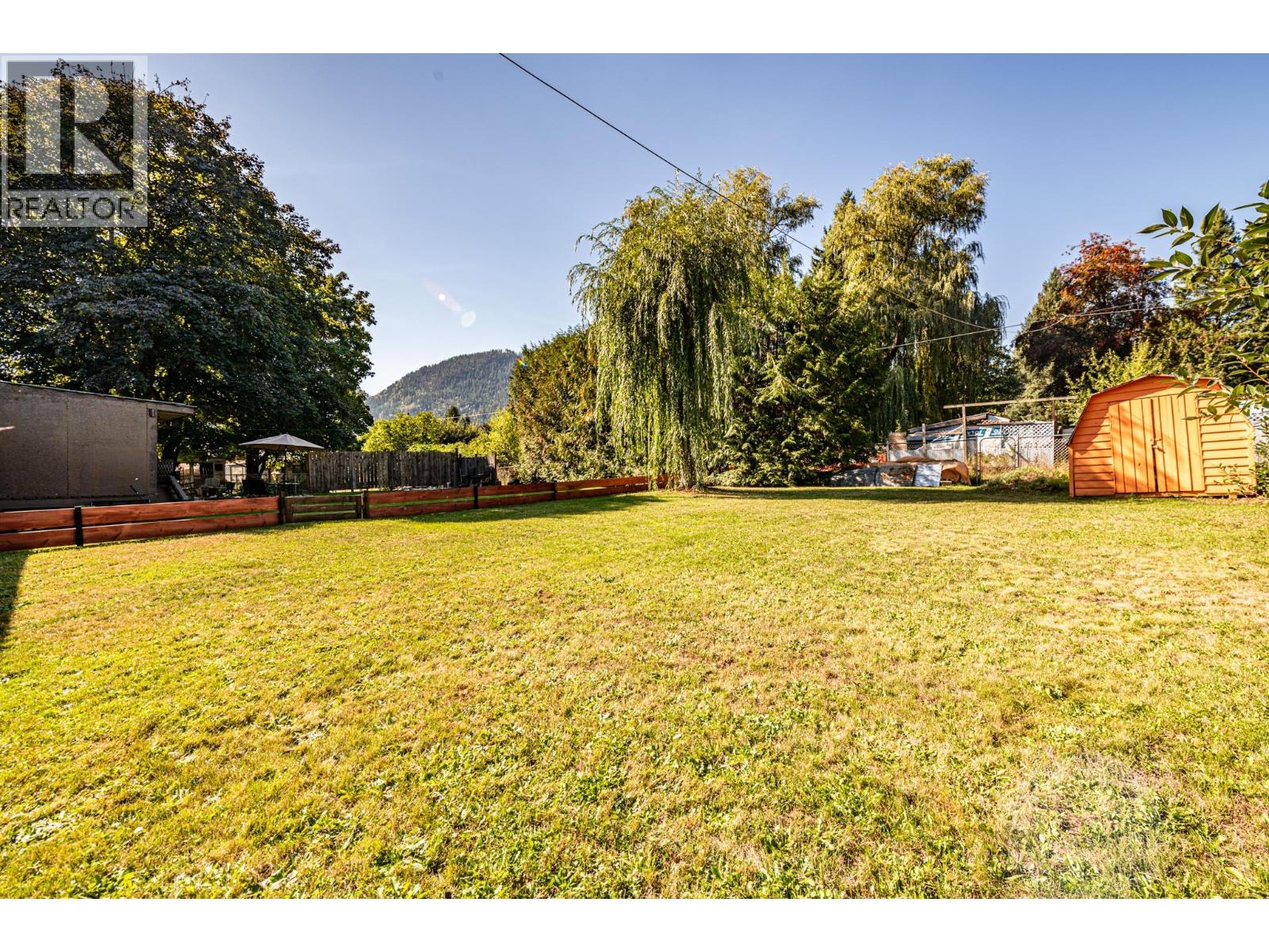 804 Cedar Avenue, Salmo