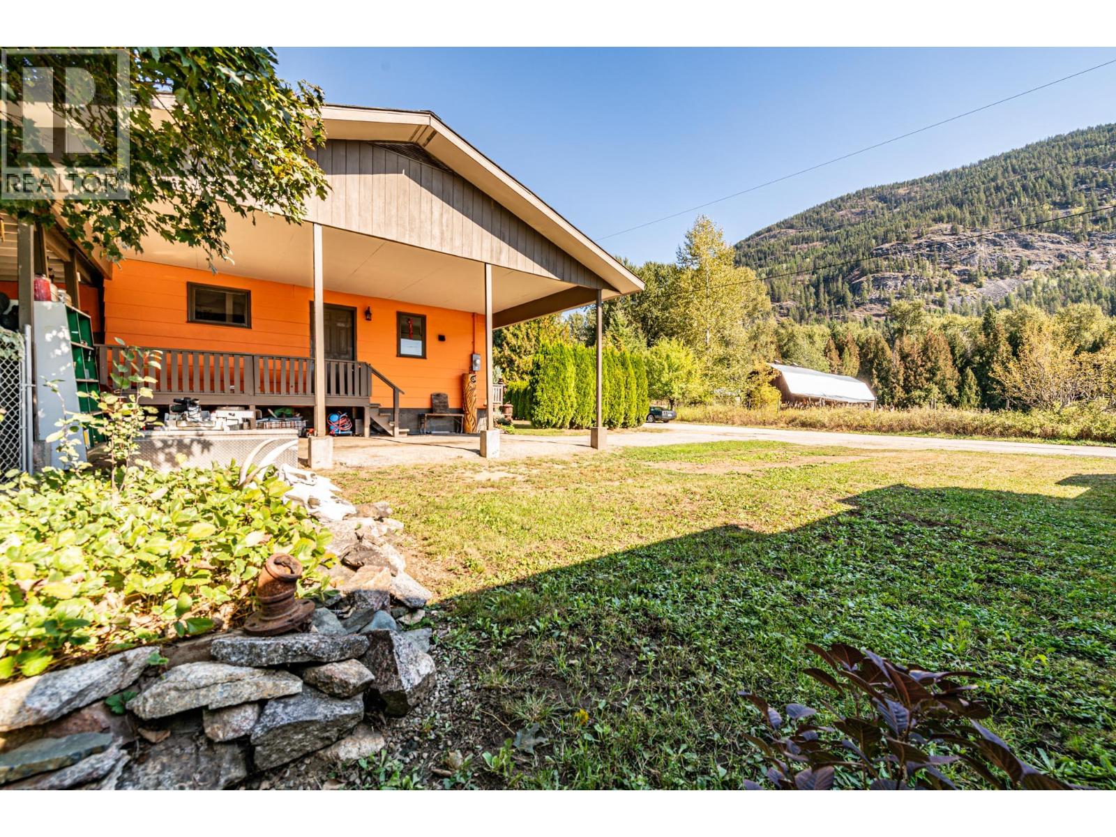 804 Cedar Avenue, Salmo