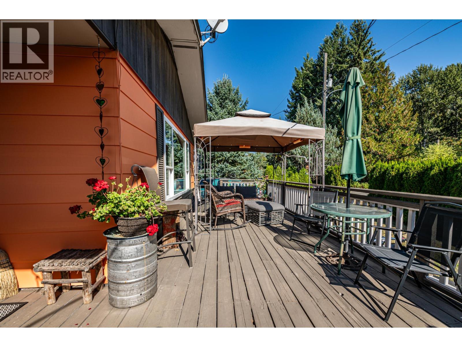 804 Cedar Avenue, Salmo