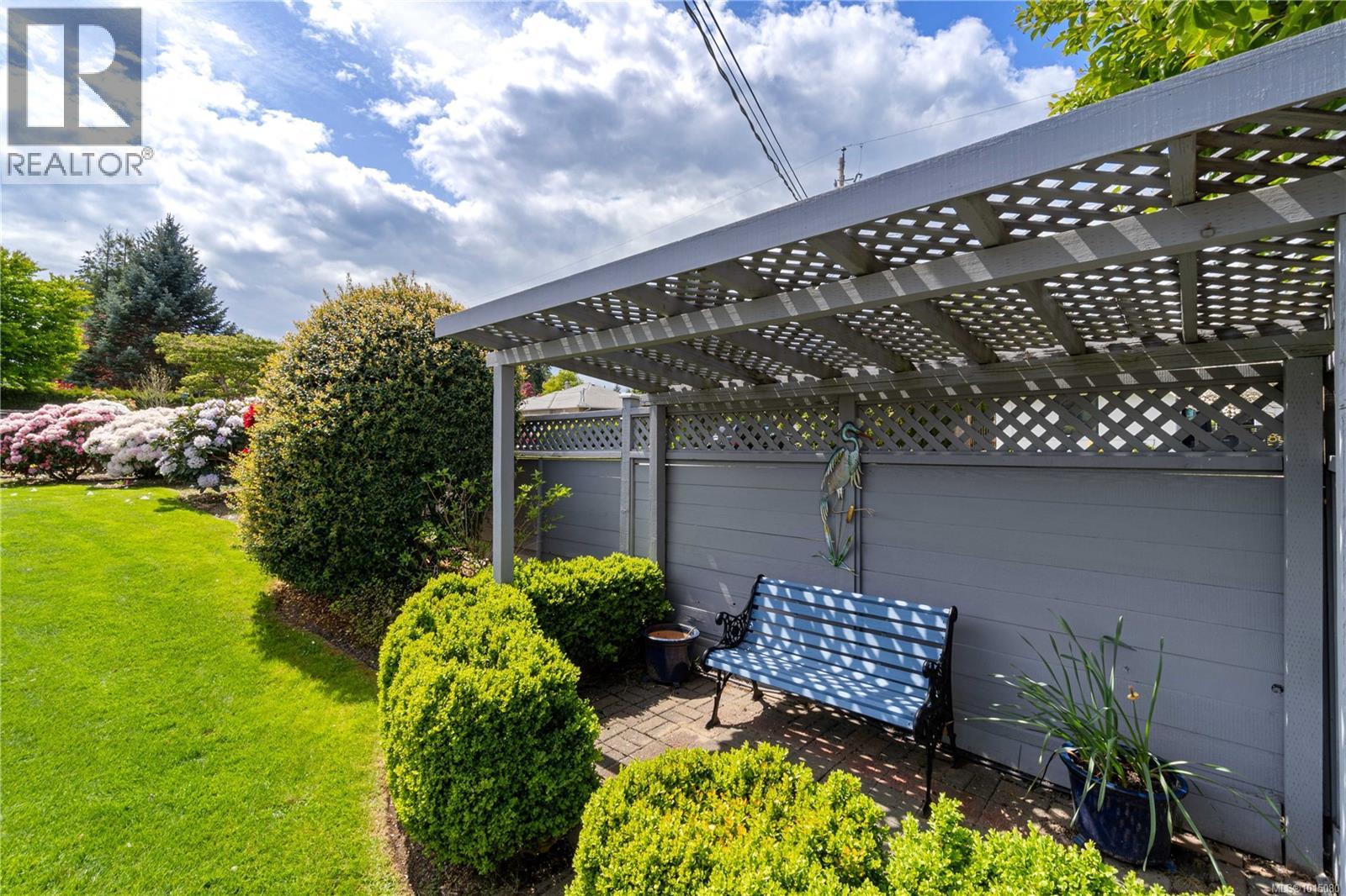 785 Nicolls Dr, Parksville