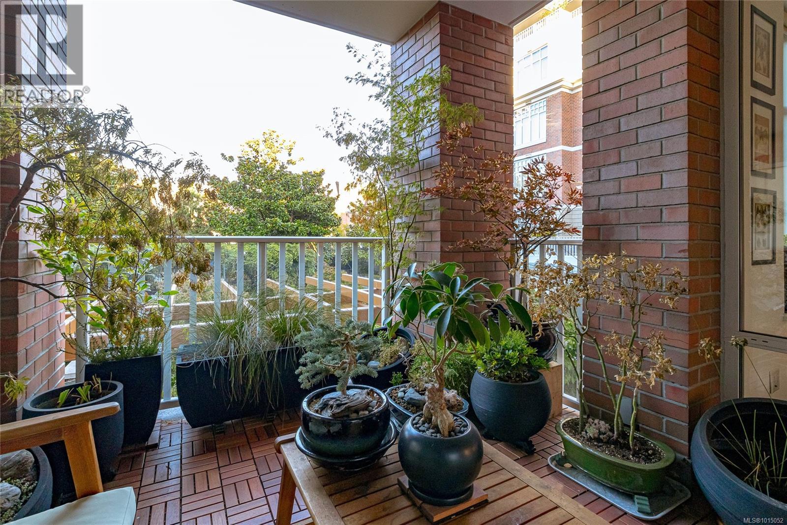 214 999 Burdett Avenue, Victoria