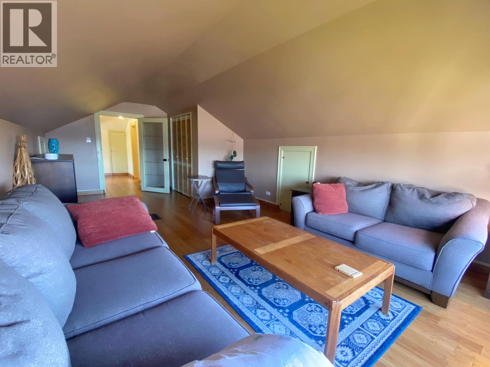 232 W 4TH AVENUE