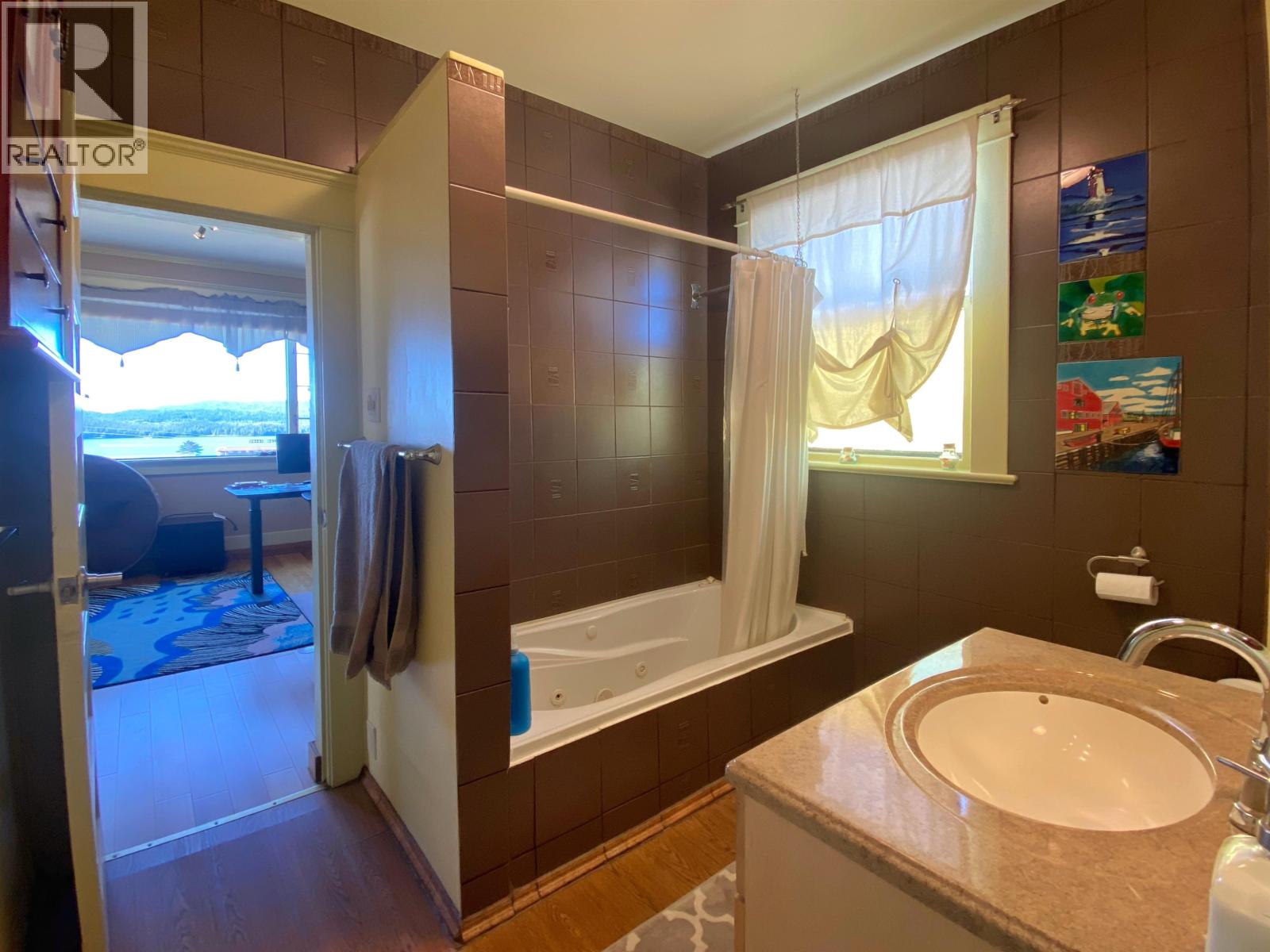 232 W 4TH AVENUE