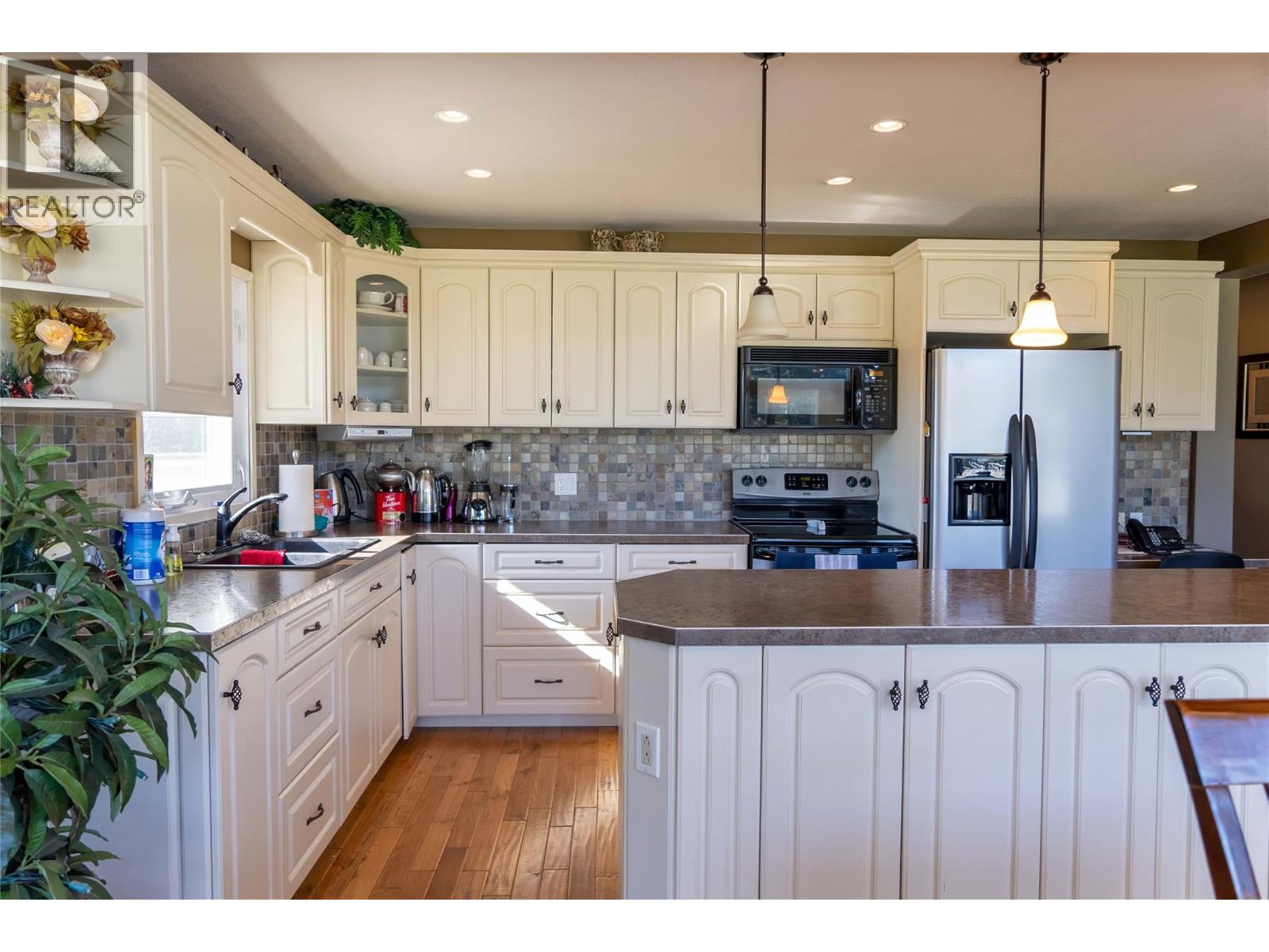 7055 93/95 Highway, Wasa