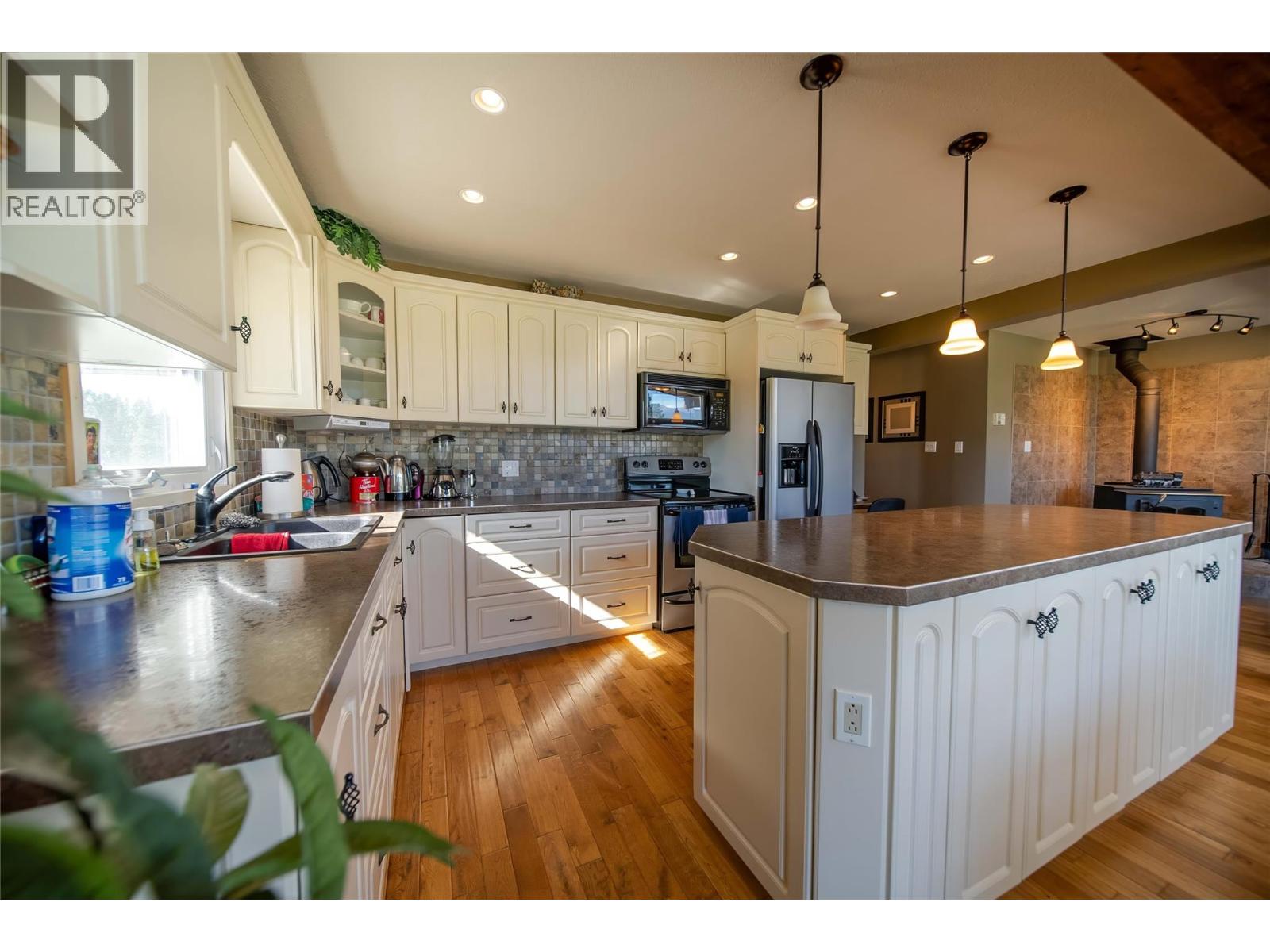 7055 93/95 Highway, Wasa