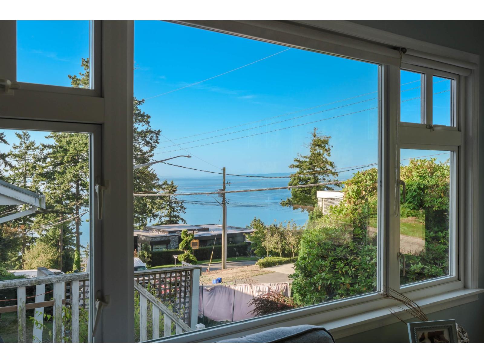 1350 EVERALL STREET, White Rock