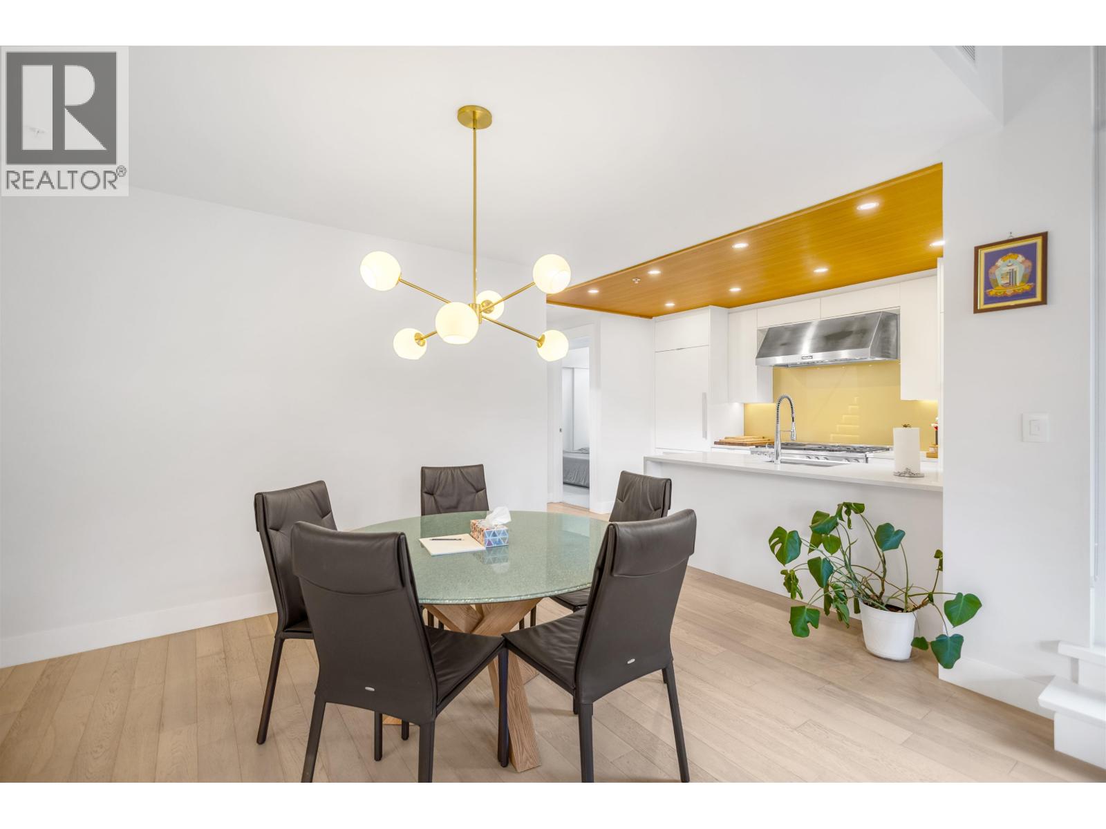 301 6691 NELSON AVENUE, West Vancouver