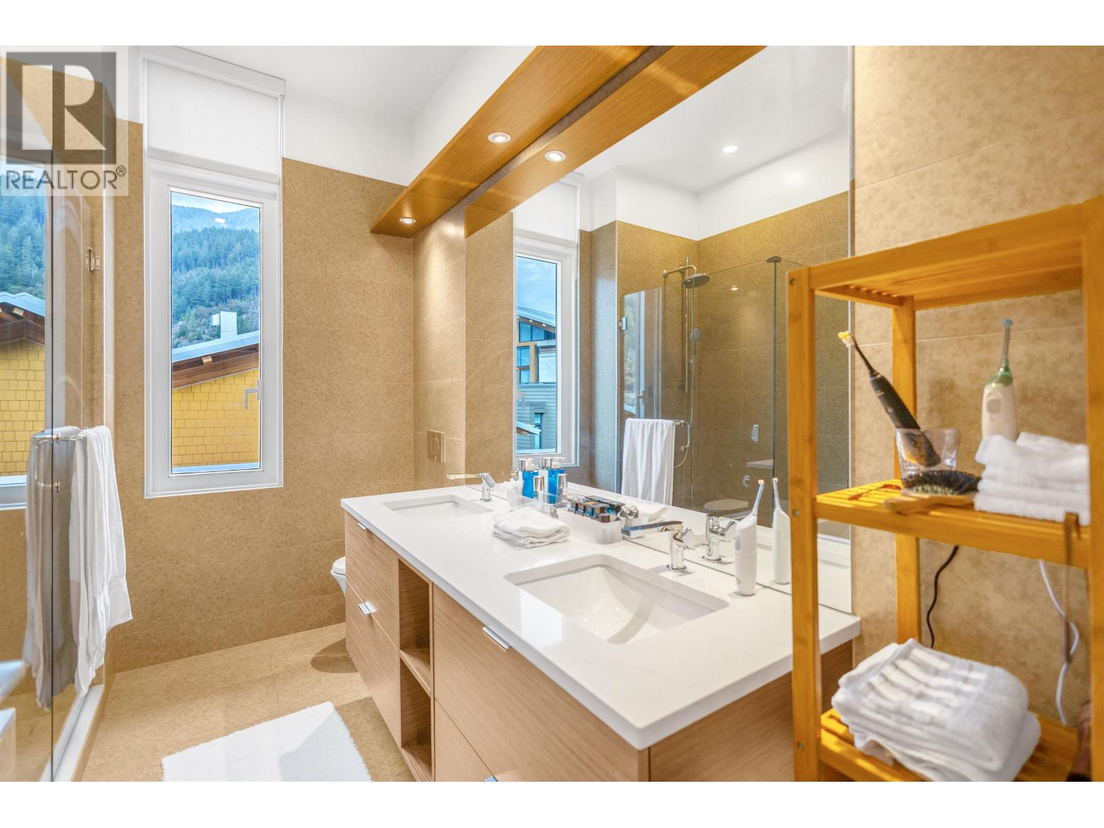301 6691 NELSON AVENUE, West Vancouver