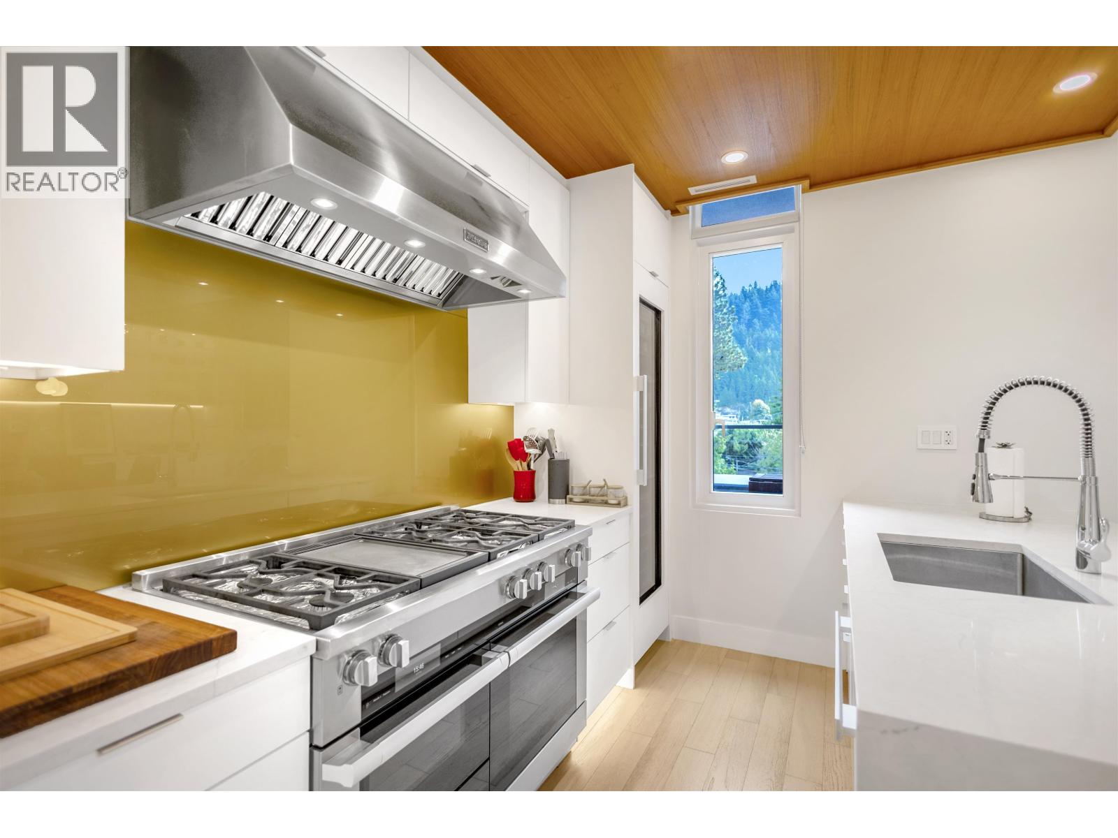 301 6691 NELSON AVENUE, West Vancouver