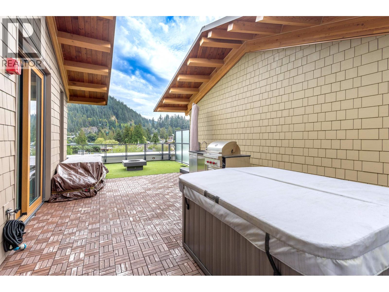 301 6691 NELSON AVENUE, West Vancouver