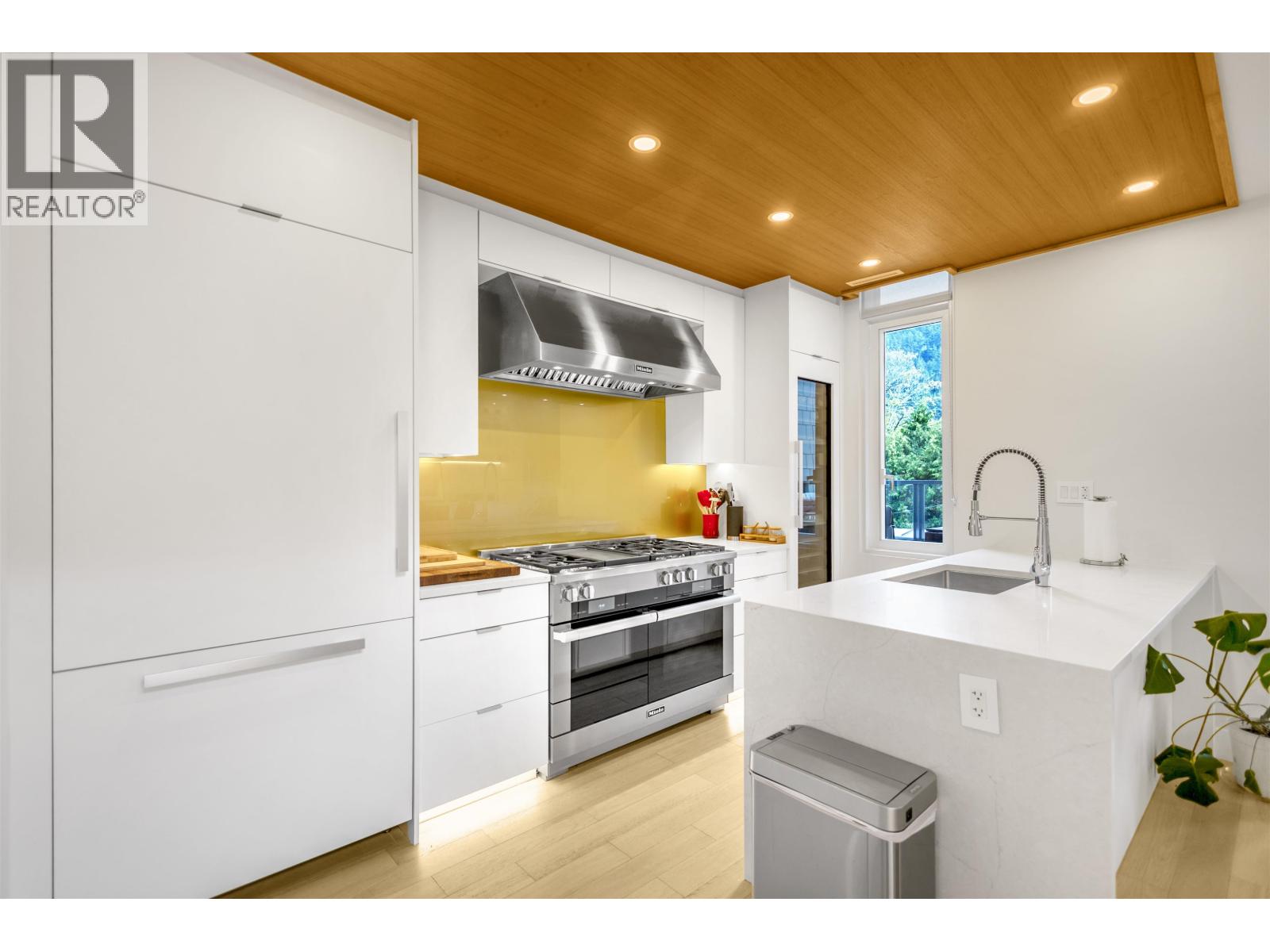 301 6691 NELSON AVENUE, West Vancouver