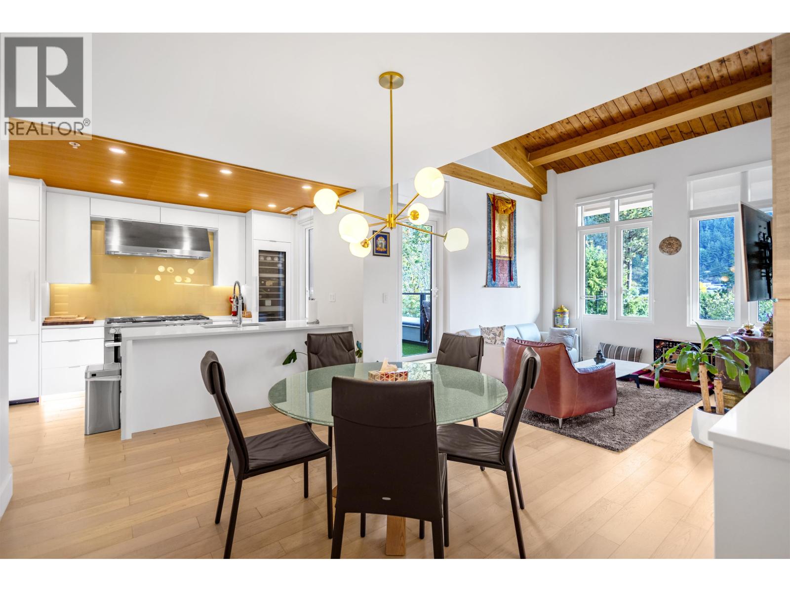 301 6691 NELSON AVENUE, West Vancouver