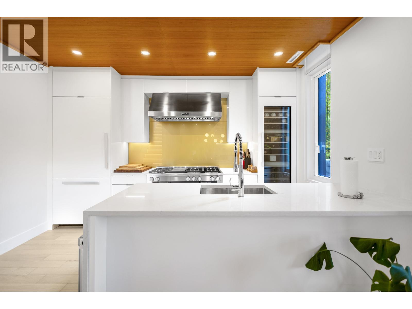 301 6691 NELSON AVENUE, West Vancouver