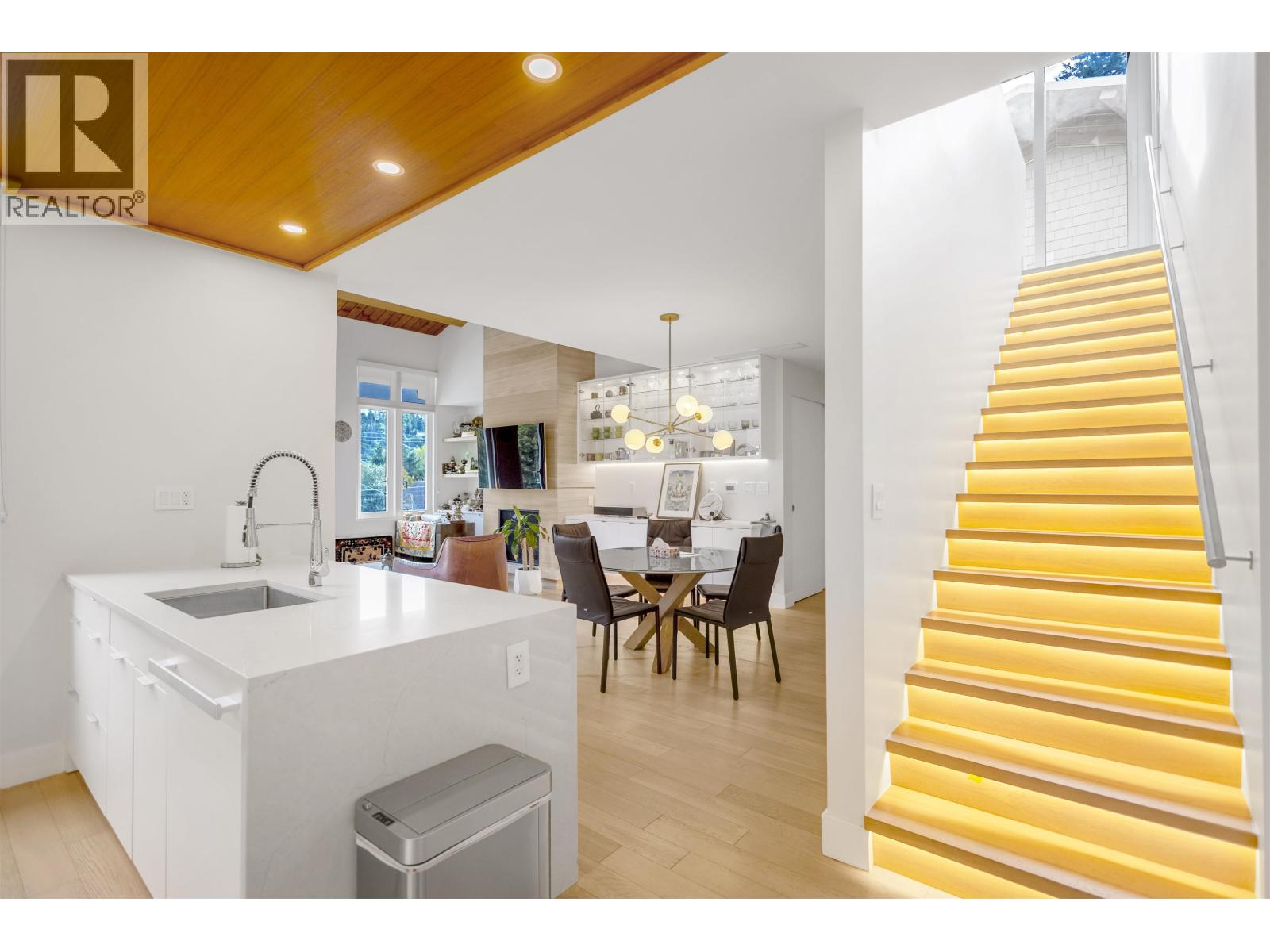 301 6691 NELSON AVENUE, West Vancouver
