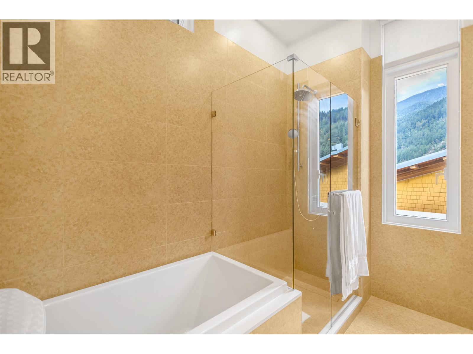 301 6691 NELSON AVENUE, West Vancouver
