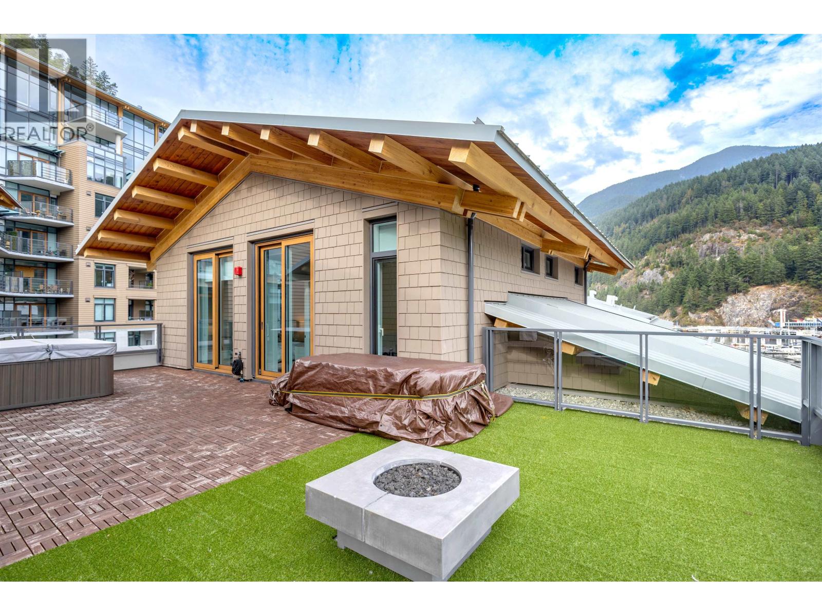301 6691 NELSON AVENUE, West Vancouver