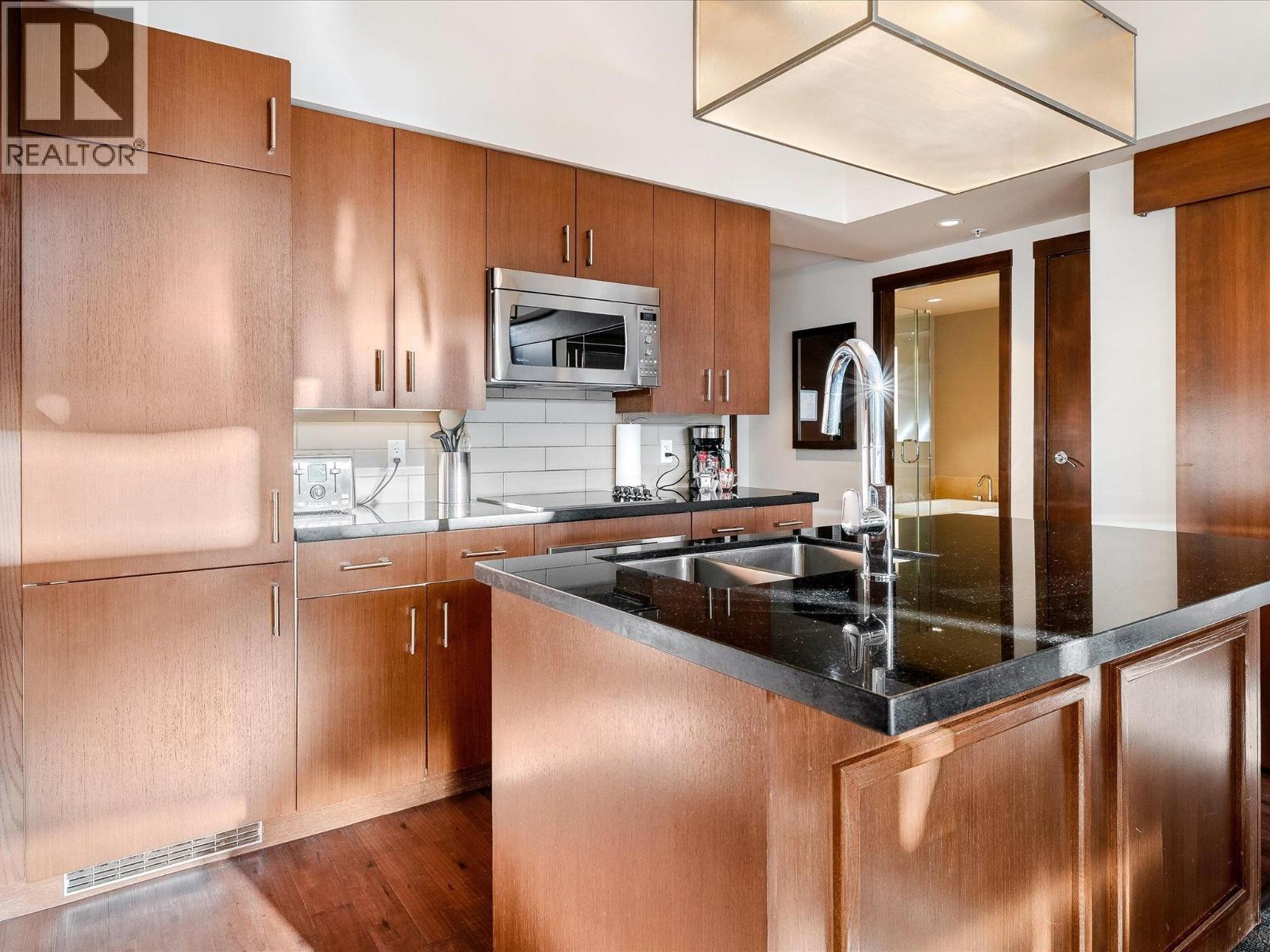 406D 2020 LONDON LANE, Whistler