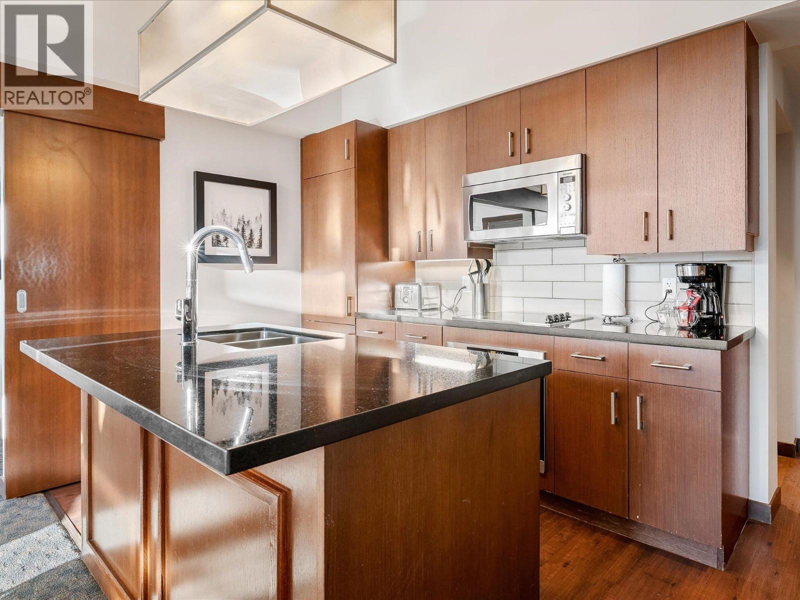 406D 2020 LONDON LANE, Whistler