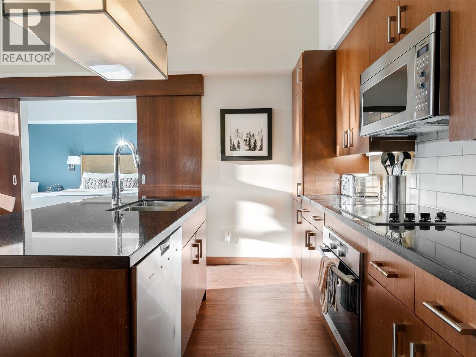 406D 2020 LONDON LANE, Whistler