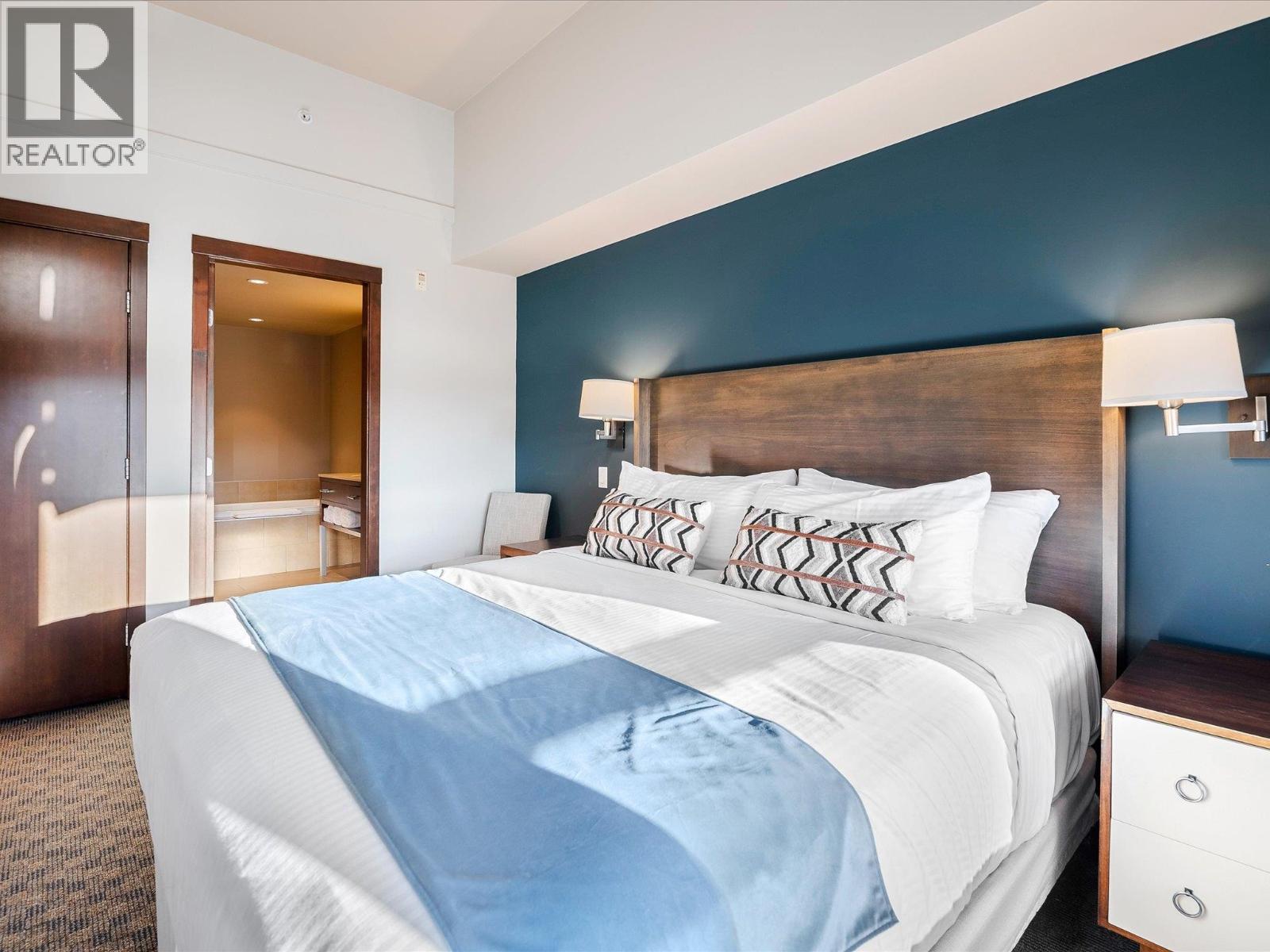 406D 2020 LONDON LANE, Whistler