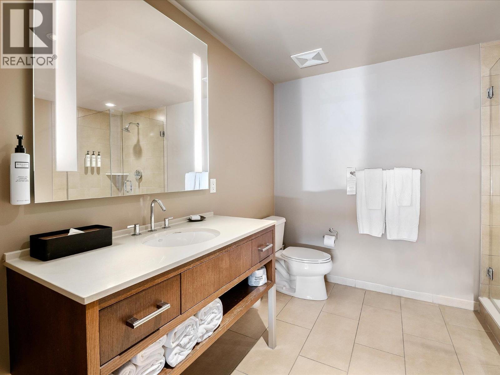 406D 2020 LONDON LANE, Whistler