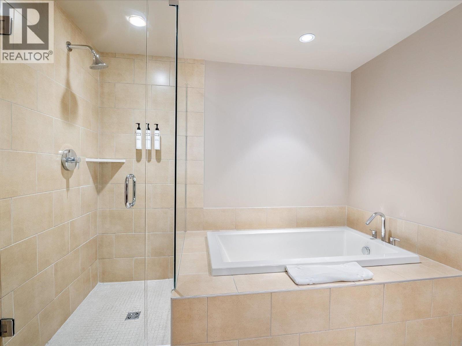 406D 2020 LONDON LANE, Whistler
