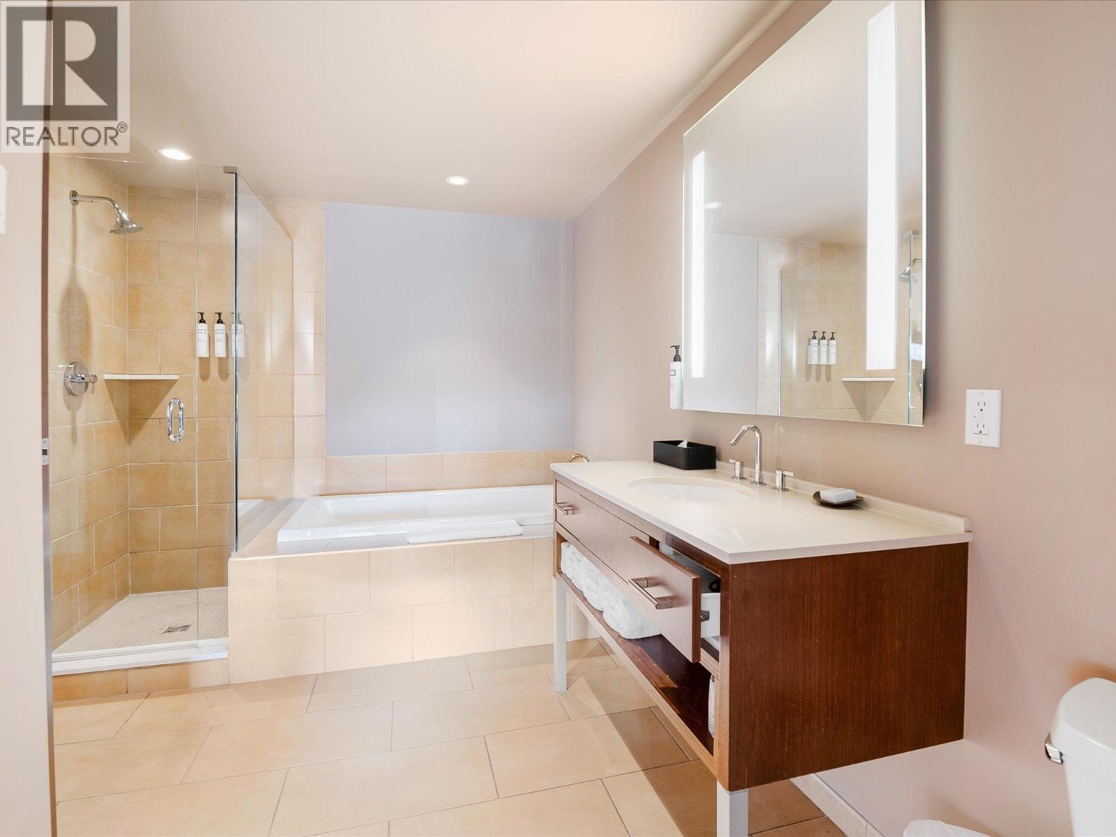 406D 2020 LONDON LANE, Whistler