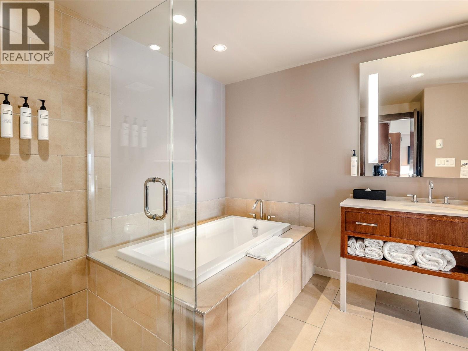 406D 2020 LONDON LANE, Whistler