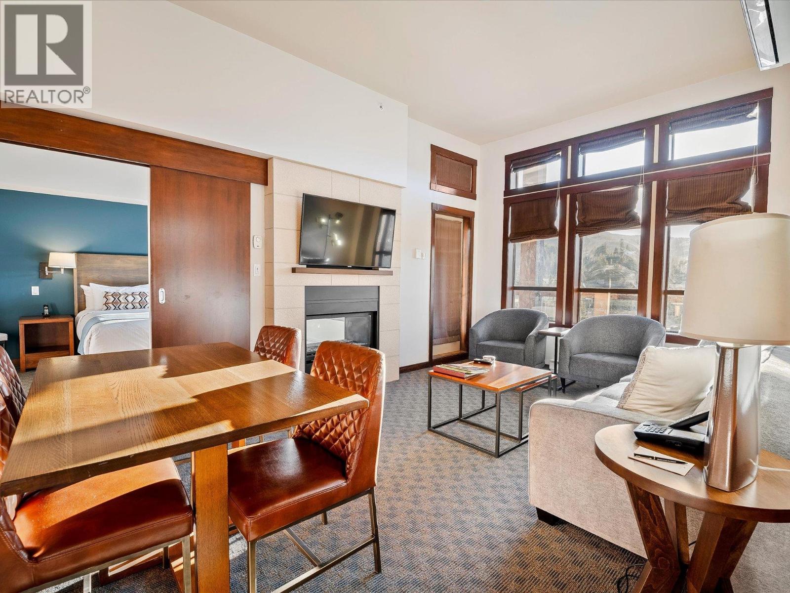 406D 2020 LONDON LANE, Whistler