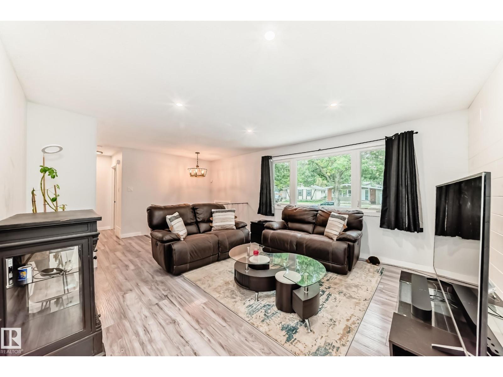 Single Family House Bi-level for Sale in  Beacon CR St. Albert 
