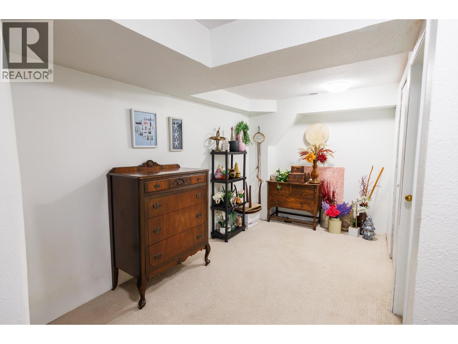 4832 SOUCIE Avenue, Terrace