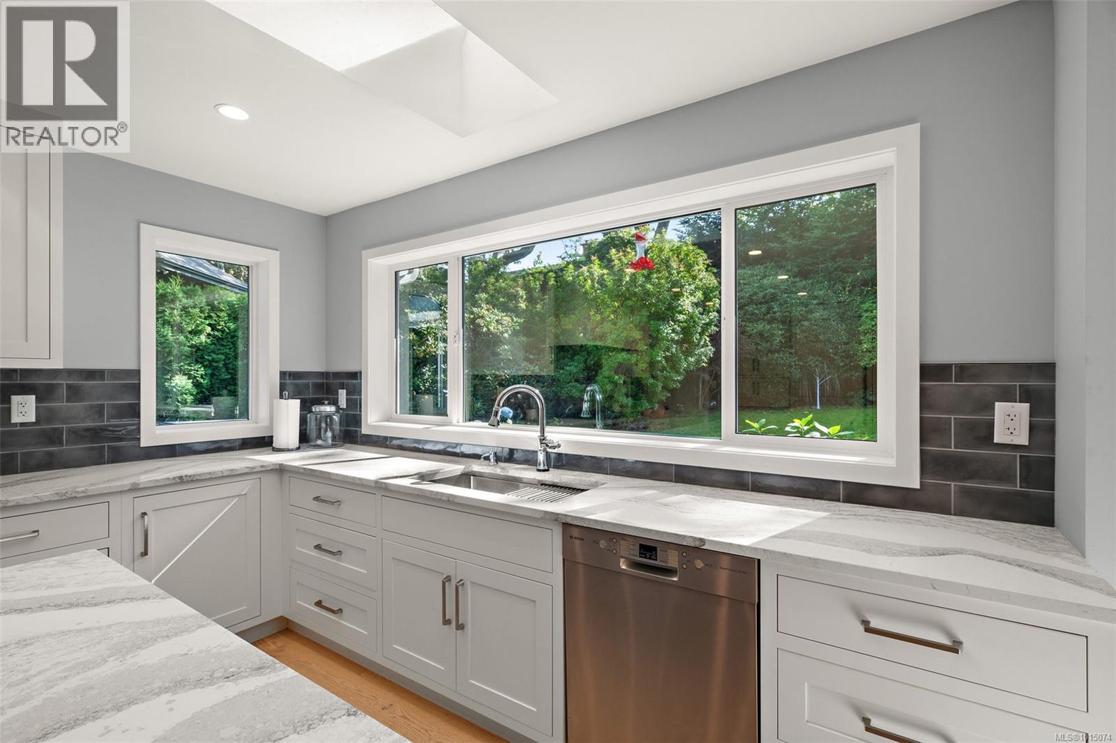  2023 Runnymede Avenue, Oak Bay
