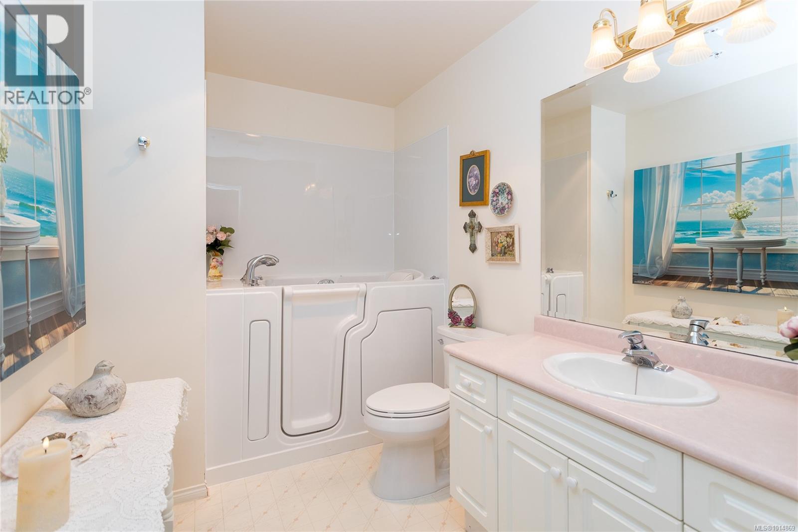 409 1521 Church Avenue, Saanich
