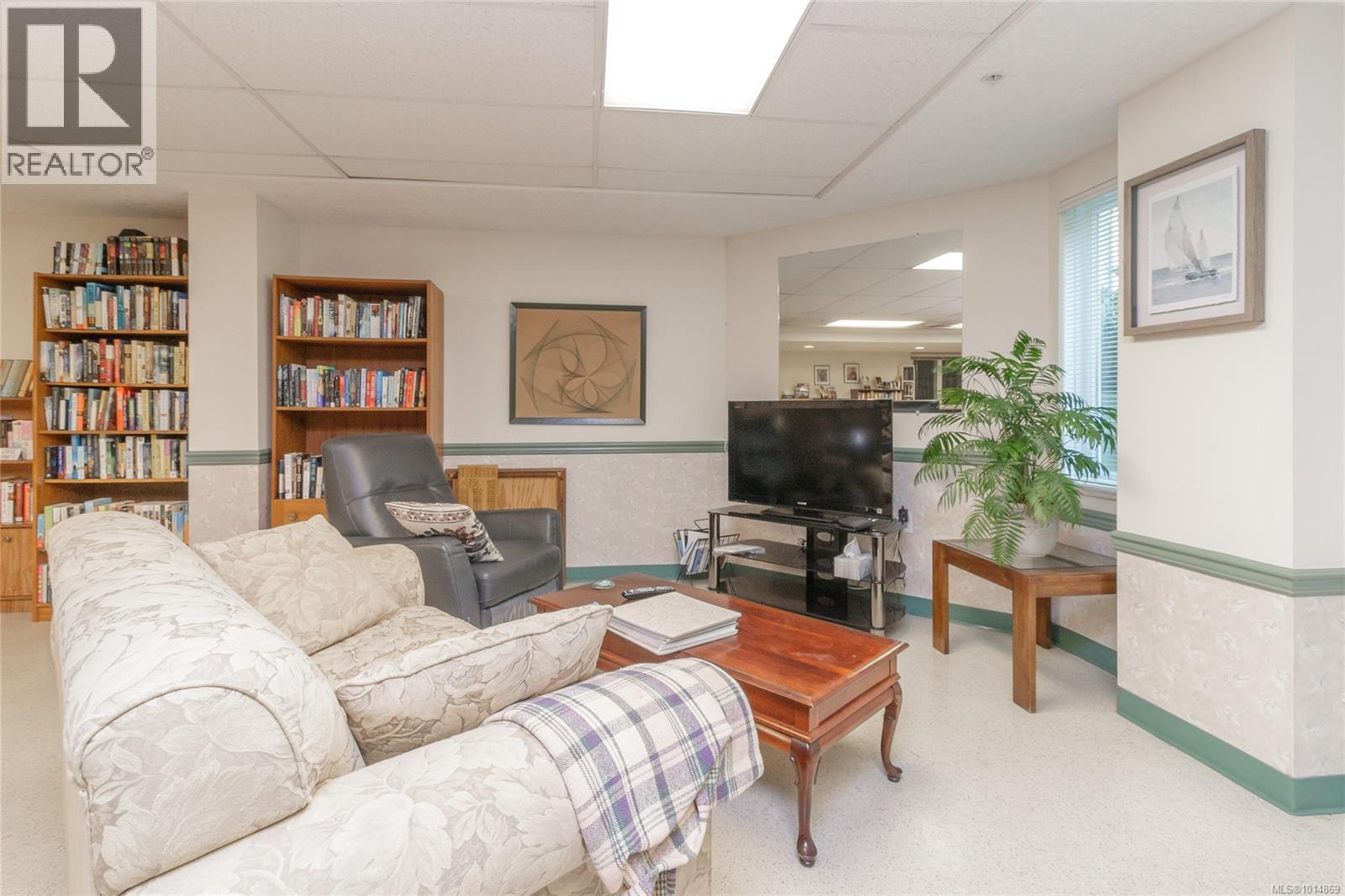 409 1521 Church Avenue, Saanich