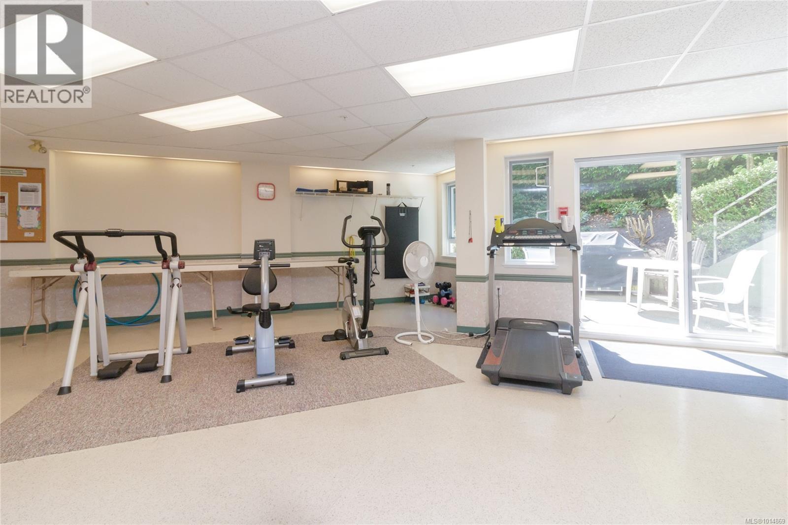 409 1521 Church Avenue, Saanich