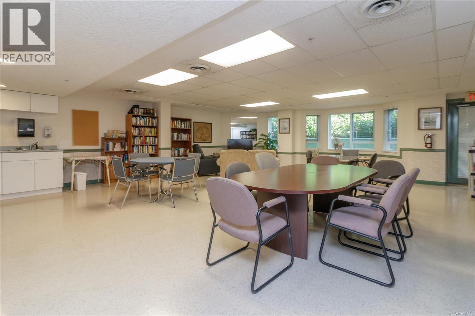 409 1521 Church Avenue, Saanich