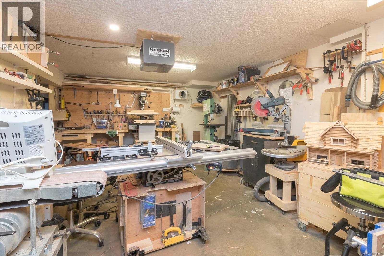 409 1521 Church Avenue, Saanich