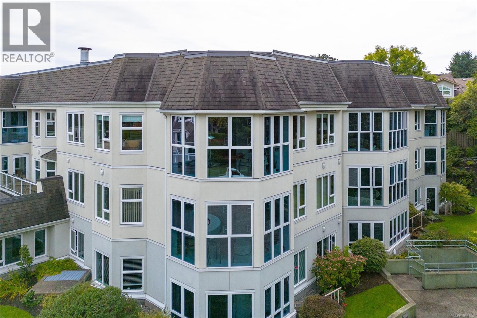 409 1521 Church Avenue, Saanich