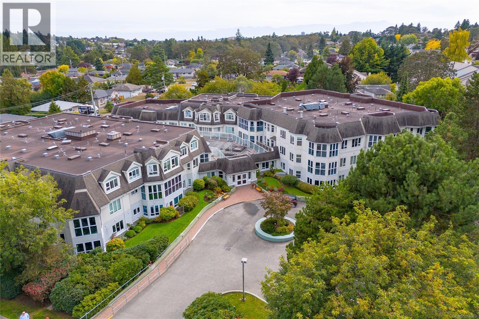 409 1521 Church Avenue, Saanich